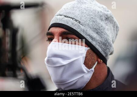 Les Sables d'Olonne, France. 28 janvier 2021. Le skipper Damien Seguin après avoir traversé la ligne d'arrivée de la course de voile solo ronde du Vendee Globe, aux Sables d'Olonne, dans l'ouest de la France, le 28 janvier 2021. Photo par Arnaud Masson/ABACAPRESS.COM crédit: Abaca Press/Alay Live News Banque D'Images