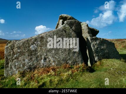 Voir WNW de Zennor Quoit tombeau néolithique à chambered, Cornouailles, Angleterre, Royaume-Uni, montrant l'entrée restreinte (faux portail) et la façade formée de 2 grandes dalles. Banque D'Images