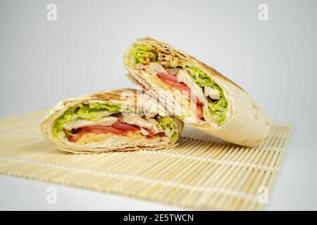 Shawarma maison / burrito / pita / rouleau de poulet avec légumes et sauce. Banque D'Images