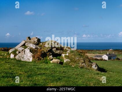 Regardez au nord-ouest de Pennance Entrance grave (The Giant's Craw), Cornwall, Angleterre, Royaume-Uni, montrant la butte ronde avec son entrée écrasée à la se. Banque D'Images