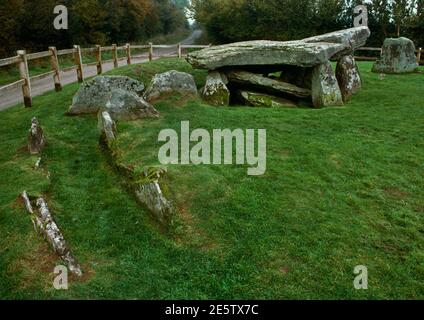 Voir se of Arthur's Stone Neolithic enterrement Chamber, Herefordshire, Angleterre, Royaume-Uni, approché par un passage d'entrée à angle droit (E-W puis NNW-SSE). Banque D'Images