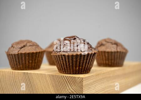 Muffins au chocolat sur bois Banque D'Images
