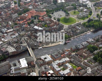 Vue aérienne du centre-ville de York, y compris le Jorvik Viking Centre, la Tour Cliffords (château) et la région autour de Bridge Street au-dessus de la rivière Ouse, et Kings Staith Banque D'Images