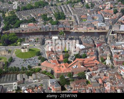 Vue aérienne du centre-ville de York, y compris le Jorvik Viking Centre, la Tour Cliffords (château) et la région autour de Bridge Street au-dessus de la rivière Ouse, et Kings Staith Banque D'Images