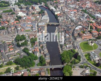 Vue aérienne du centre-ville de York, y compris le Jorvik Viking Centre, la Tour Cliffords (château) et la région autour de Bridge Street au-dessus de la rivière Ouse, et Kings Staith Banque D'Images