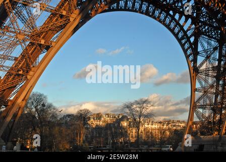 Vue sur Paris depuis le bas de la Tour Eiffel. Paris, France Banque D'Images