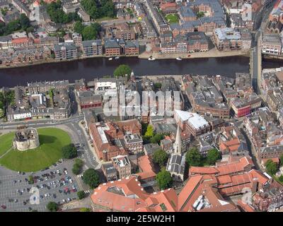 Vue aérienne du centre-ville de York, y compris le Jorvik Viking Centre, la Tour Cliffords (château) et la région autour de Bridge Street au-dessus de la rivière Ouse, et Kings Staith Banque D'Images