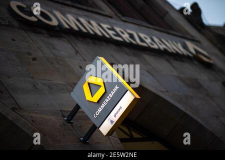 Nuremberg, Allemagne. 28 janvier 2021. Le logo Commerzbank est accroché à la façade extérieure de la succursale. La Commerzbank prévoit de réduire de 10,000 000 emplois à temps plein en termes bruts d'ici 2024. En Allemagne, cela affecterait tous les trois emplois, a annoncé le groupe MDAX de Francfort. Credit: Daniel Karmann/dpa/Alay Live News Banque D'Images