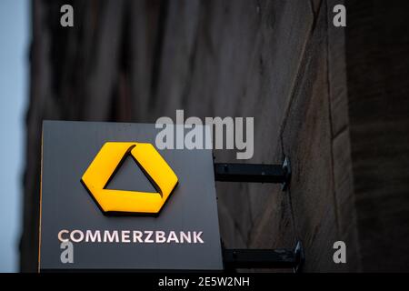 Nuremberg, Allemagne. 28 janvier 2021. Le logo Commerzbank est accroché à la façade extérieure d'une succursale. La Commerzbank prévoit de réduire de 10,000 000 emplois à temps plein en termes bruts d'ici 2024. En Allemagne, cela affecterait tous les trois emplois, a annoncé le groupe MDAX de Francfort. Credit: Daniel Karmann/dpa/Alay Live News Banque D'Images