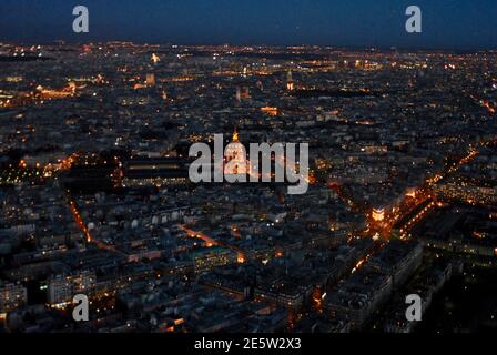 Vue panoramique de Paris depuis la Tour Eiffel : les Invalides. France Banque D'Images