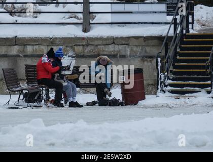 Ottawa, Canada. 28 janvier 2021. Des centaines de personnes ont pris la glace aujourd'hui le jour de l'ouverture de la patinoire du canal Rideau dans la capitale canadienne. Une section de 2,4 km de la patinoire, site classé au patrimoine mondial de l'UNESCO, a été ouverte aujourd'hui sur le sentier de patinage de 7,8 km de long à travers la ville. En raison de la restriction continue des installations de lutte contre la pandémie, comme les kiosques de restauration et la location de patins seront fermés pour la saison de cette année. Credit: Meanderingemu/Alamy Live News Banque D'Images