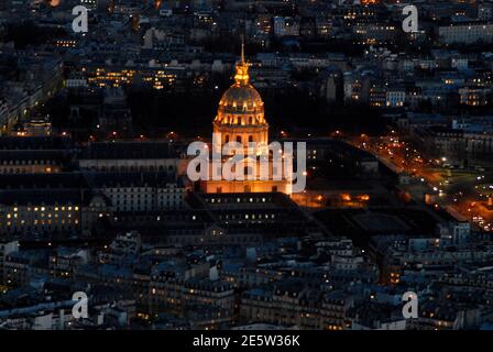 Vue panoramique de Paris depuis la Tour Eiffel : les Invalides. France Banque D'Images