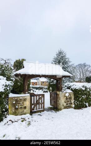 La porte des lyques recouverte de neige à l'église St John's, près de Woking, diocèse de Guildford, Surrey, dans le sud-est de l'Angleterre, après une forte chute de neige en hiver Banque D'Images