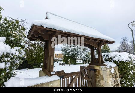 La porte des lyques recouverte de neige à l'église St John's, près de Woking, diocèse de Guildford, Surrey, dans le sud-est de l'Angleterre, après une forte chute de neige en hiver Banque D'Images