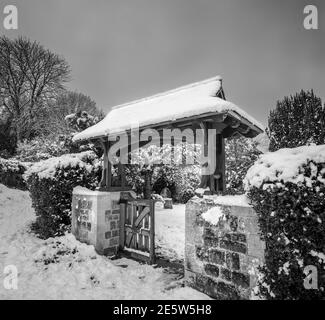 La porte des lyques recouverte de neige à l'église St John's, près de Woking, diocèse de Guildford, Surrey, dans le sud-est de l'Angleterre, après une forte chute de neige en hiver Banque D'Images