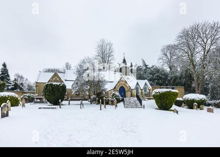 Église Saint-Jean près de Woking, diocèse de Guildford, Surrey, sud-est de l'Angleterre, recouverte de neige fraîche après une forte chute de neige en hiver Banque D'Images
