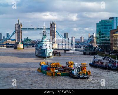 Tower Bridge et HMS Belfast un feu de la Marine royale britannique cruiser a lancé en 1936 maintenant un navire de musée flottant La Tamise à Londres, Angleterre, Royaume-Uni Banque D'Images