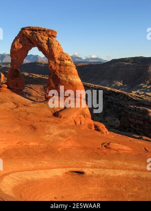 La célèbre arche délicate dans la lumière de la fin de l'après-midi, avec les montagnes de la-Sal en arrière-plan, Parc national des Archers, Utah, Etats-Unis Banque D'Images