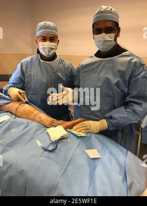 Jersey City, États-Unis. 27 janvier 2021. Dr Vikram Sengupta, MD,(R) et assistant vu ici pour les patients. Les médecins ont été étonnés par ce nouveau traitement innovant COVID-19 ExoFlo. Le traitement répond à un besoin médical non satisfait mais urgent. Les professionnels de la santé sont enthousiastes à l'idée d'un potentiel déverrouillé de propriétés régénératives des vésicules extracellulaires dérivées de la moelle osseuse (MSC) et d'ExoFlo. ExoFlo représente une nouvelle frontière dans les solutions de santé régénératrice. Crédit : Imagespace/Alamy Live News Banque D'Images