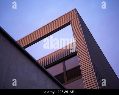 Maison moderne avec de l'aluminium au coucher du soleil Banque D'Images