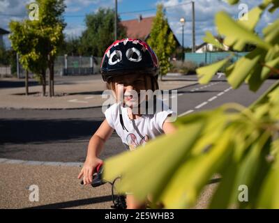 Petite fille portant un casque à vélo Banque D'Images