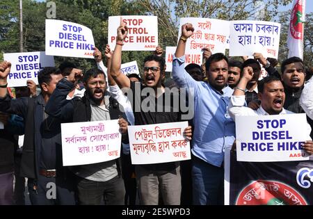 Guwahati, Assam, Inde. 28 janvier 2021. Des activistes de l'Union des étudiants de tous les Assam (AASU) protestent jeudi contre la hausse des prix du carburant et de différents articles essentiels à Guwahati Assam Inde. Credit: Dasarath Deka/ZUMA Wire/Alay Live News Banque D'Images