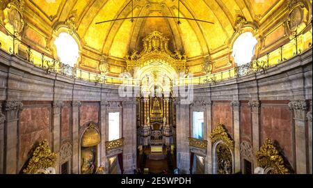 Intérieur de l'église de Clerigos, Portugal, dans une belle journée d'été Banque D'Images