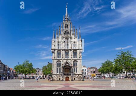 Place du marché avec l'hôtel de ville historique de Gouda, pays-Bas Banque D'Images