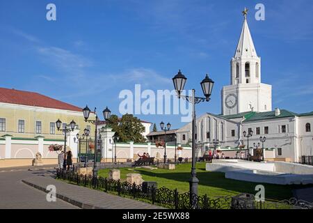 Tour Spasskaya à huit côtés du XVIe siècle, clocher blanc / campanile et entrée principale du Kremlin de Kazan dans la ville de Kazan, Tatarstan, Russie Banque D'Images