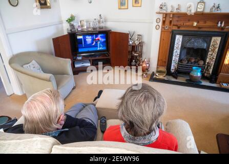 Couple âgé dans leurs années 80 regardant des bols à la télévision dans Leur salon pendant le confinement photo prise par Simon Dack Banque D'Images