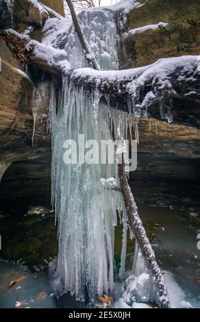 Chute d'eau gelée dans le canyon de Kaskaskia.Parc national de Starved Rock, Illinois, États-Unis. Banque D'Images