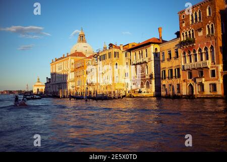 Paysage avec basilique di santa maria della Salute et grand canal à Venise, Italie. Banque D'Images