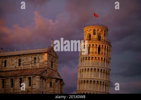 Avec la Tour de Pise et la Cattedrale di Pisa à Pise, en Italie. Banque D'Images