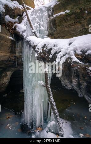 Chute d'eau gelée dans le canyon de Kaskaskia.Parc national de Starved Rock, Illinois, États-Unis. Banque D'Images