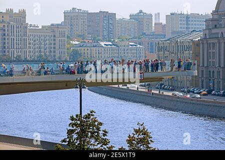 Touristes sur le pont flottant au-dessus de la rivière Moskva dans le parc Zaryadye dans la ville de Moscou, Russie Banque D'Images