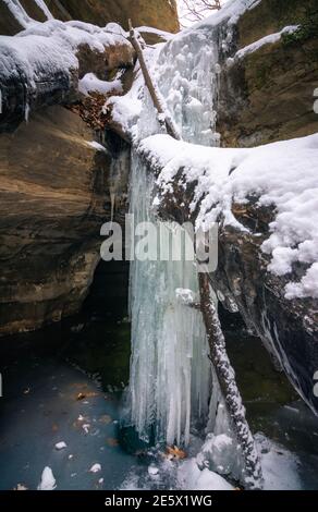 Chute d'eau gelée dans le canyon de Kaskaskia.Parc national de Starved Rock, Illinois, États-Unis. Banque D'Images