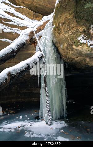 Chute d'eau gelée dans le canyon de Kaskaskia.Parc national de Starved Rock, Illinois, États-Unis. Banque D'Images