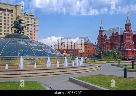 Dôme en verre du centre commercial souterrain Okhotny Ryad à la place Manège / Manezhnaya et au musée historique de l'État dans la ville de Moscou, Russie Banque D'Images