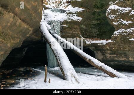 Chute d'eau gelée dans le canyon de Kaskaskia.Parc national de Starved Rock, Illinois, États-Unis. Banque D'Images