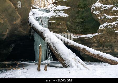 Chute d'eau gelée dans le canyon de Kaskaskia.Parc national de Starved Rock, Illinois, États-Unis. Banque D'Images