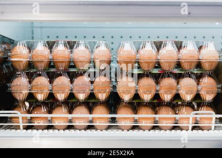 Œufs en paquets transparents sur la tablette du supermarché Banque D'Images