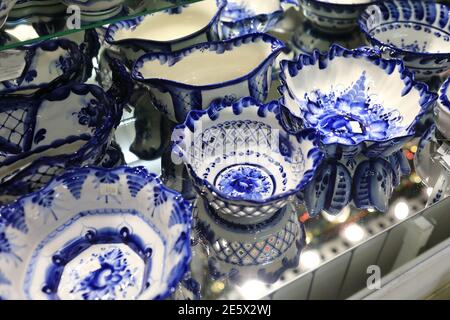 Vue sur les plats de gzhel dans le magasin Banque D'Images