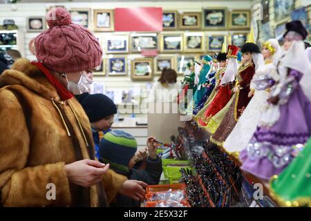 Mère avec ses fils choisissant des souvenirs dans la boutique, Russie Banque D'Images