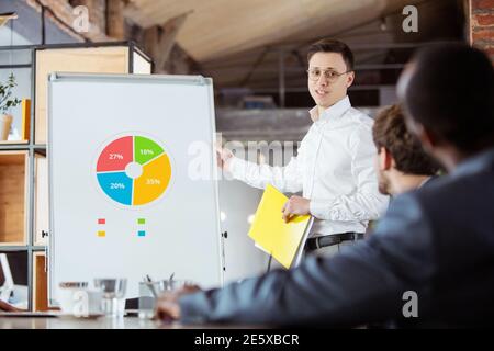 Schéma. Groupe diversifié de collègues ayant des discussions informelles au bureau. Les cadres au cours de discussions amicales, de rapports mensuels, de réunions créatives. Concept d'affaires, de finances, d'occupation, d'emploi. Banque D'Images