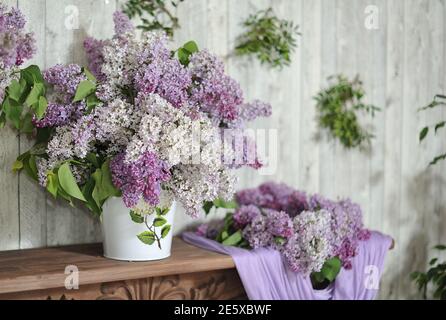 Grand bouquet de lilas fleuris dans l'intérieur de la maison Banque D'Images