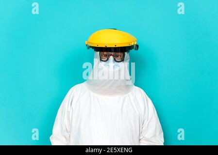 Portrait d'un professionnel de la santé non reconnu portant une combinaison protectrice pour le covid19. Banque D'Images