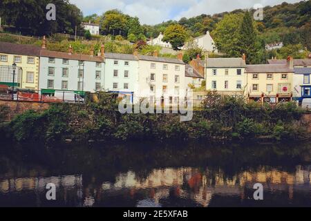 Jolies maisons le long de la rivière Derwent à Matlock Bath, Derbyshire Banque D'Images