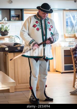 Tatry, Pologne - 03 juin 2019 : un highlander (ethnique) dans Góral goral traditionnelle robe black hat et Shepherd's ax en polonais des Tatras. G Banque D'Images