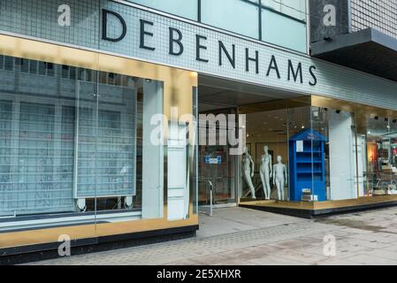 Londres, Royaume-Uni. 28 janvier 2021. Des mannequins se tiennent à l'entrée du grand magasin Debenhams d'Oxford Street, la maison traditionnelle de la vente au détail dans le West End. Les fenêtres et la surface de vente du magasin ont déjà été vidée du stock. Le détaillant en ligne Boohoo a récemment acheté la marque Debenhams, tous les magasins fermera et 12,000 employés perdront leur emploi. Credit: Stephen Chung / Alamy Live News Banque D'Images