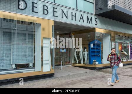 Londres, Royaume-Uni. 28 janvier 2021. Des mannequins se tiennent à l'entrée tandis qu'un homme passe devant l'extérieur du grand magasin Debenhams d'Oxford Street, la maison traditionnelle de la vente au détail dans le West End. Les fenêtres et la surface de vente du magasin ont déjà été vidée du stock. Le détaillant en ligne Boohoo a récemment acheté la marque Debenhams, tous les magasins fermera et 12,000 employés perdront leur emploi. Credit: Stephen Chung / Alamy Live News Banque D'Images